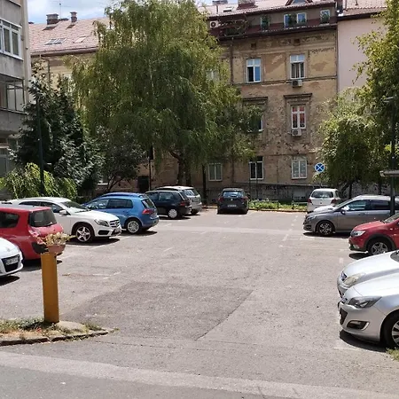 Quiet In Center, Free Private Parking Lägenhet *