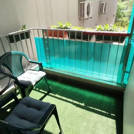 Quiet In Center, Free Private Parking Apartment