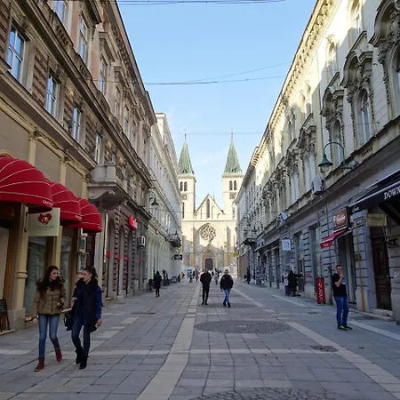 Quiet In Center, Free Private Parking Apartamento