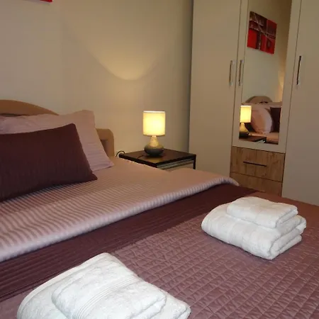 Daire Quiet In Center, Free Private Parking