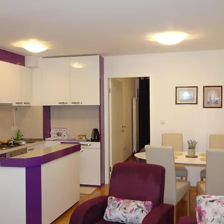 Quiet In Center, Free Private Parking Daire