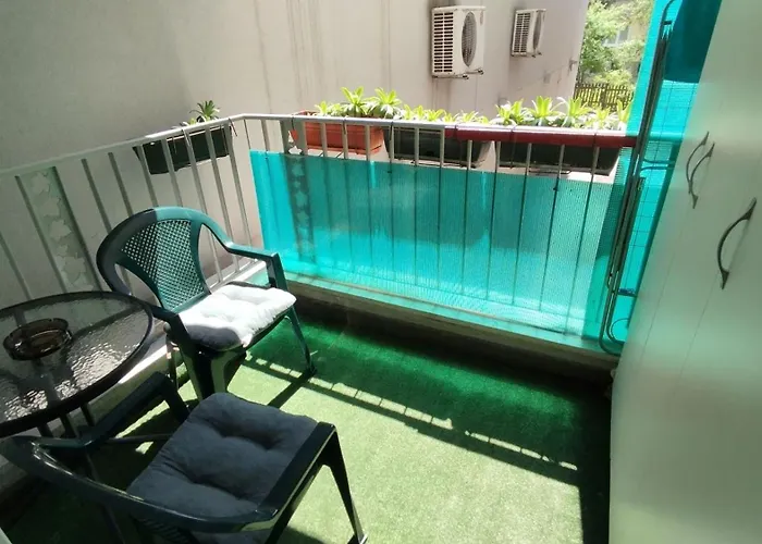 Quiet In Center, Free Private Parking Apartment