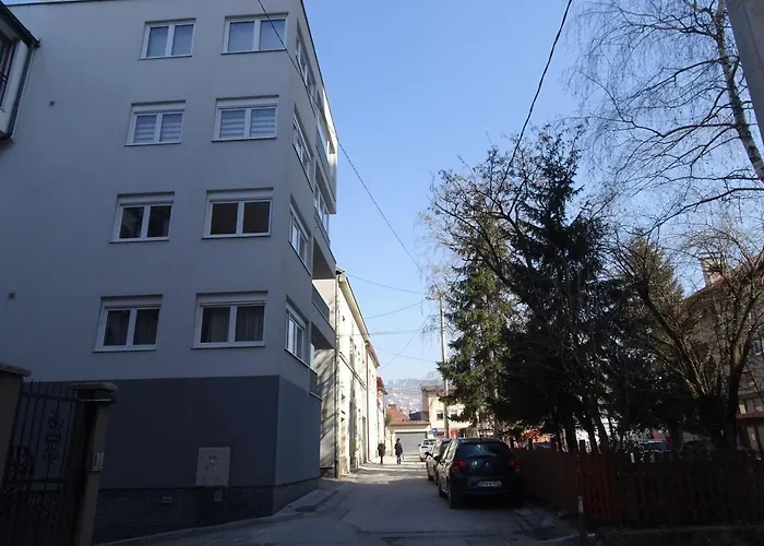 Quiet In Center, Free Private Parking Apartment