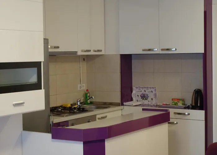 Quiet In Center, Free Private Parking Apartment