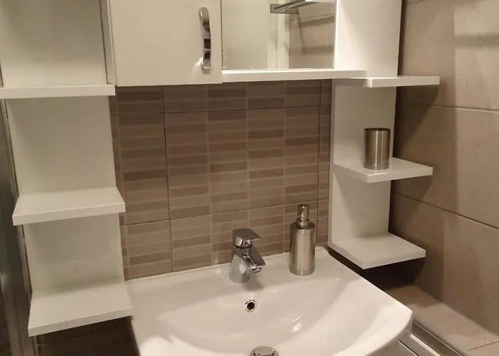 Quiet In Center, Free Private Parking *