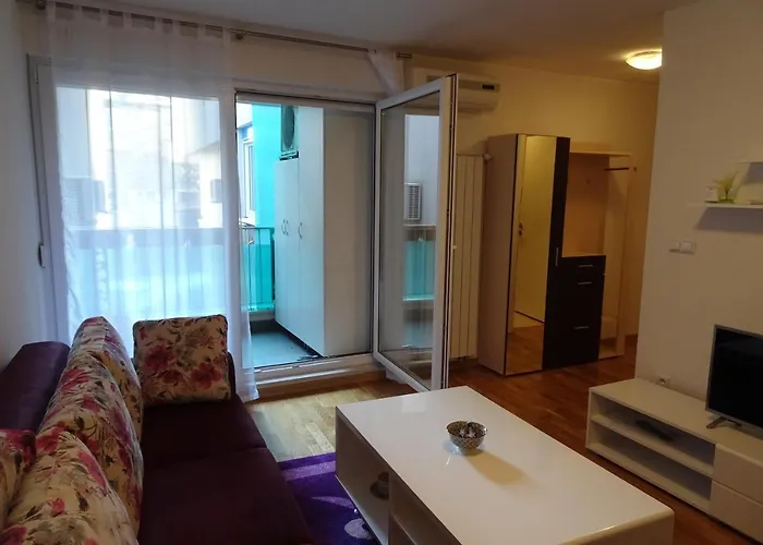 Quiet In Center, Free Private Parking Apartment *