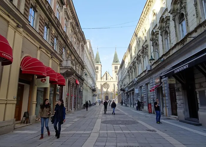 Quiet In Center, Free Private Parking アパート