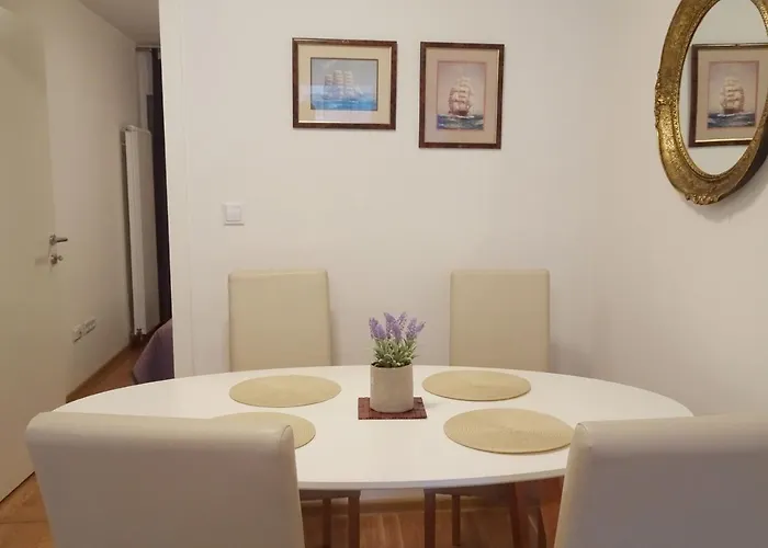 Quiet In Center, Free Private Parking *