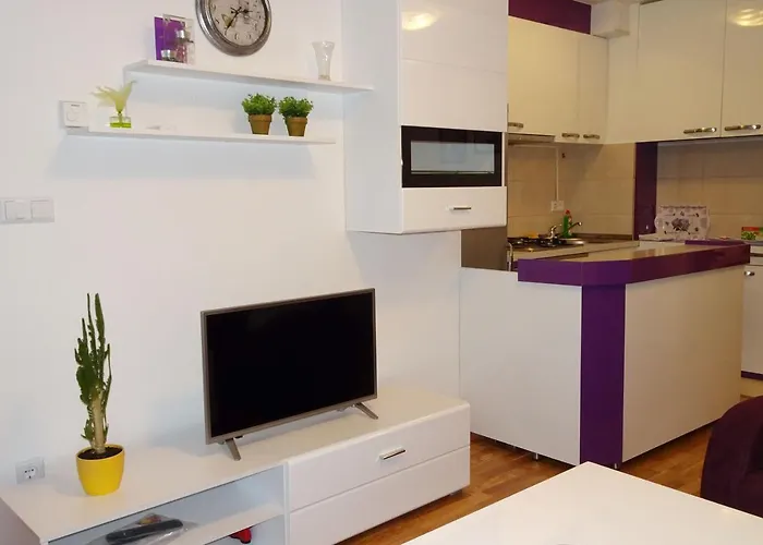 Quiet In Center, Free Private Parking Apartment *