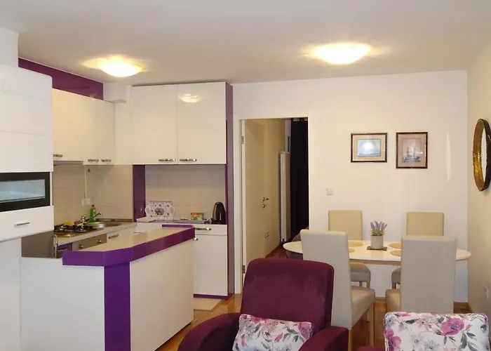 Quiet In Center, Free Private Parking Apartment