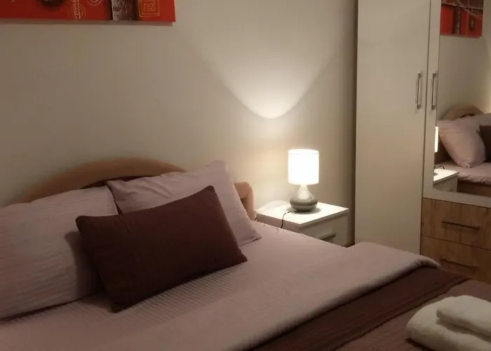 Quiet In Center, Free Private Parking