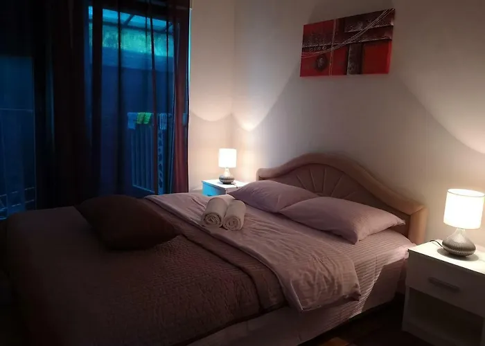 Quiet In Center, Free Private Parking Apartment *